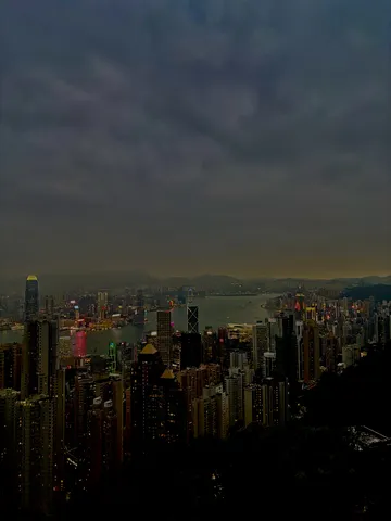 雲間に煌めく大都市の夜
