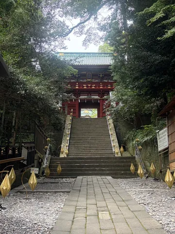 緑に包まれた、誘われる石段