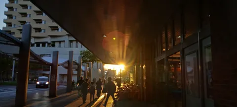 夕暮れ、街角の灯り