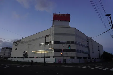 夕暮れの金属建築