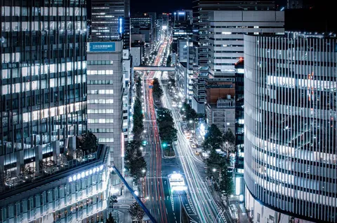 夜景を走る光の航路
