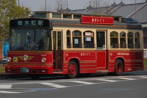 桜木町へ向かう、レトロバスの主張