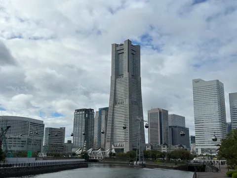 未来都市へ誘う空中散歩