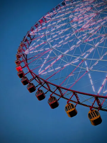 夜空に光る大観覧車