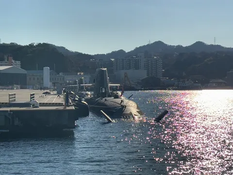波間に浮かぶ潜水艦？