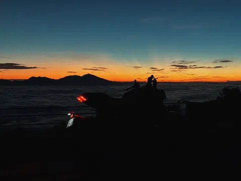 雲海に溶ける夕暮れ