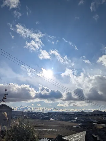 光あふれる空と広がる町並み