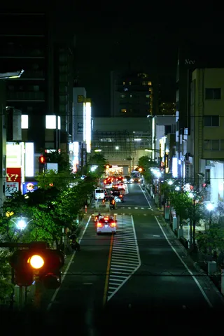 夜の街を走るネオンの鼓動