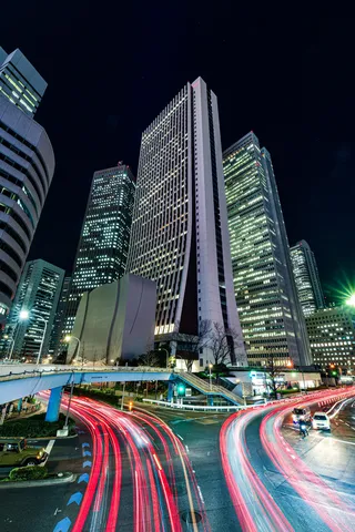 夜を彩る都市の脈動