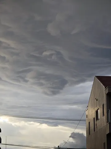 不穏な雲と街のコントラスト