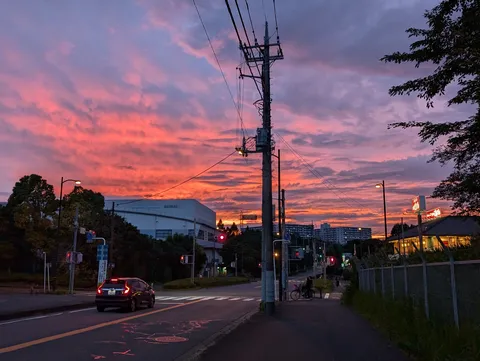 情熱的な空と夕暮れの交差点