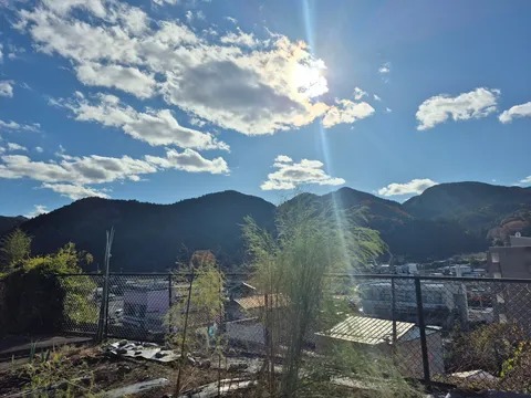 山々が連なる秋空の午後