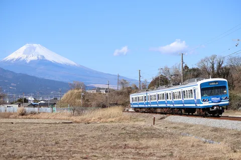 青い空と青い列車、そして富士山