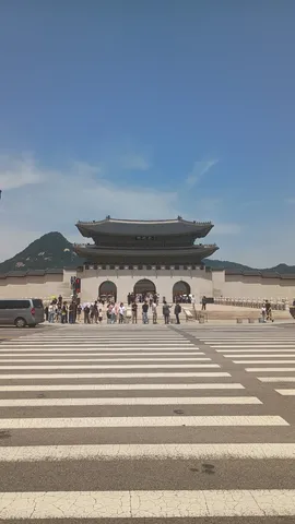 青空と歴史的建造物、日常の交差点