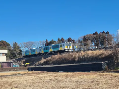 青空に映えるローカル線