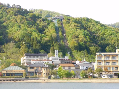 山頂へ続くレールの旅