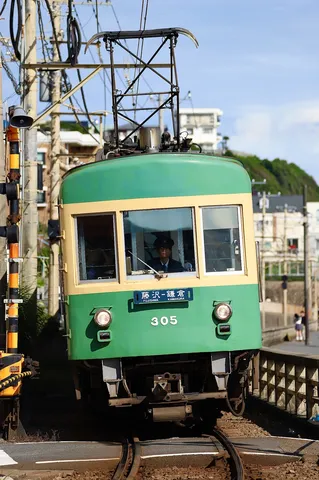 緑の車両、踏切で主役になる