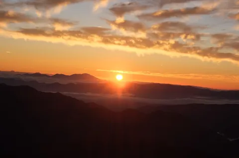 山並みに沈む太陽