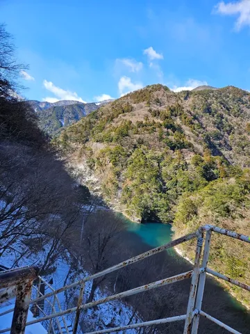 山間の秘水と青い空