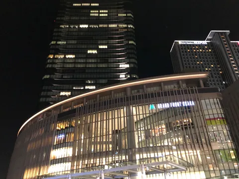 都会の夜景、光のグラデーション