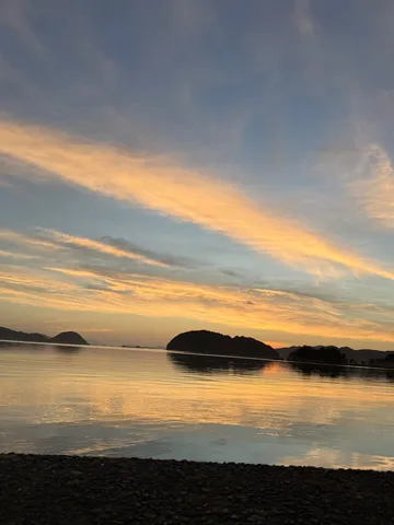 水面の映り込み、黄金の雲