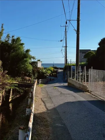 海へと続く、静かな坂道