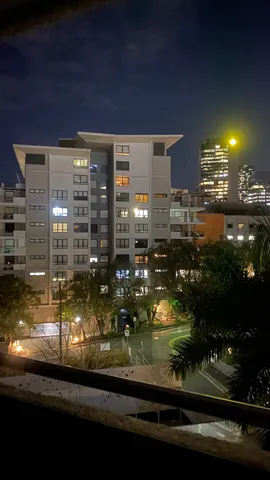 都会の夜景、明かりと影