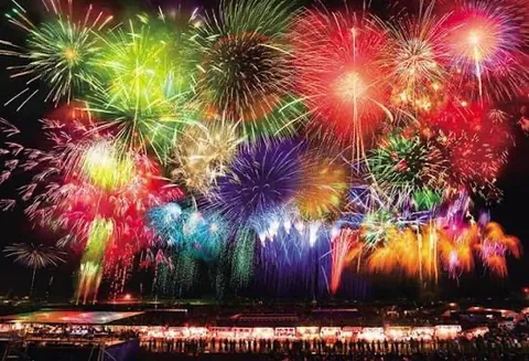 夜空に咲く光の連鎖