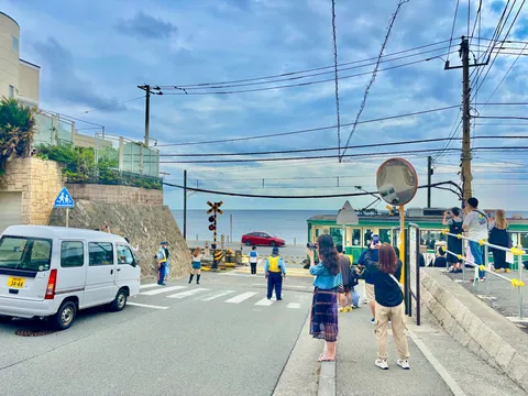 踏切と海辺のノスタルジー