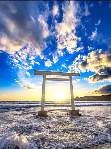 海に立つ光の鳥居