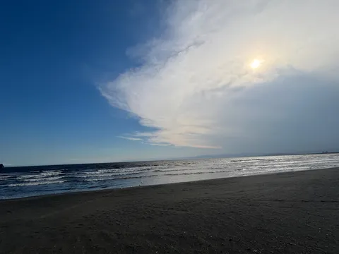 明暗分かれる波打ち際