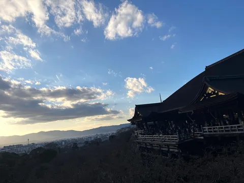 夕刻の寺と人の影