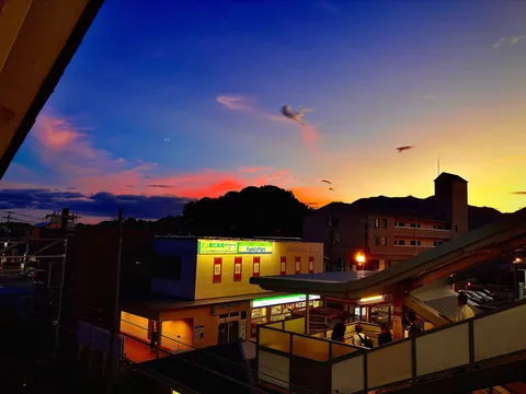 茜色に染まる駅の夕暮れ