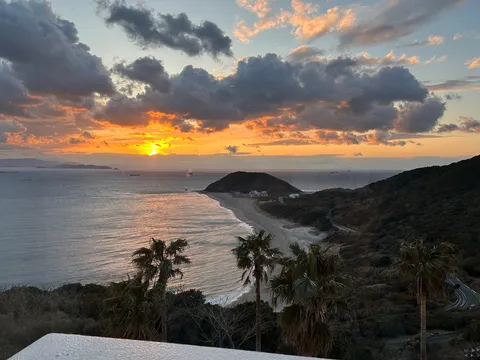夕焼けに輝くパノラマ海岸