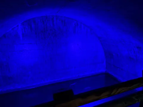 青い光のアーチが語る夜