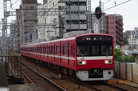 赤い列車と都市の脈動