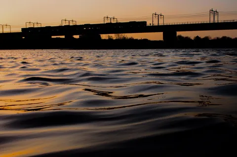 静寂の水面と夕暮れの橋