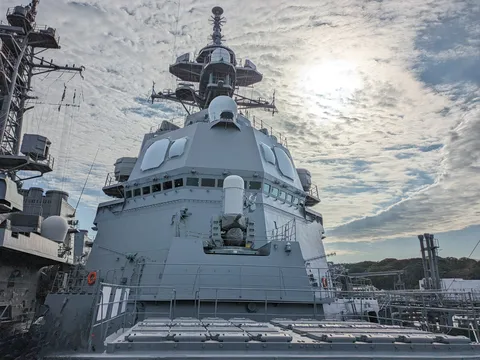 天空を貫く巨船の威容