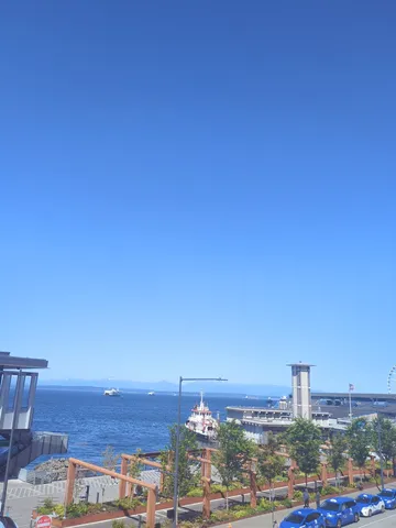 青い空と海、都市の風景