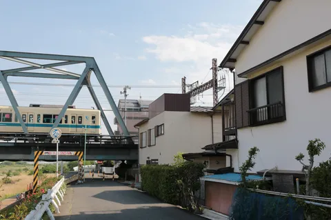 電車が通る橋の下の道
