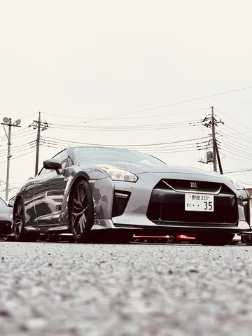 路面と一体、水も滴るいいGT-R