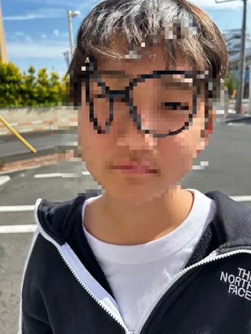 風を感じる街角の一枚