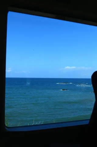 窓から見える青い旅の海