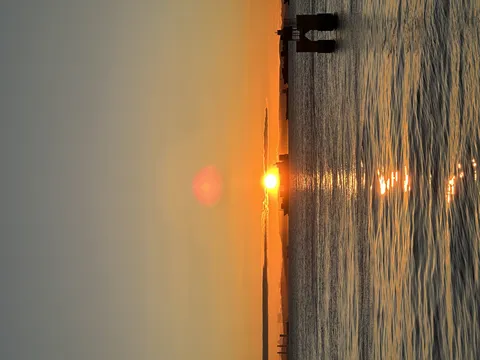 水面を照らす夕焼けの輝き