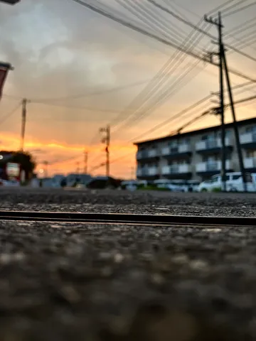 雨上がりの路面と夕空