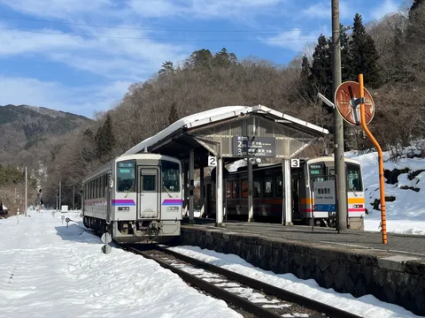 雪化粧の駅と列車