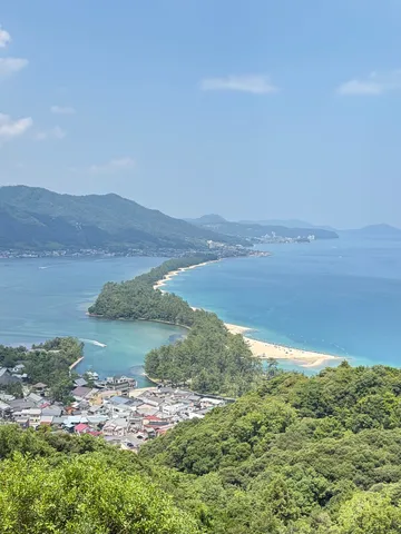海と緑の道が伸びる