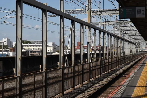 都会の鉄道、静かな午後の光景