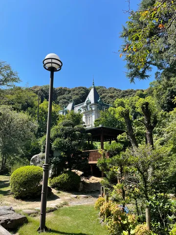 緑に包まれた異国風建築