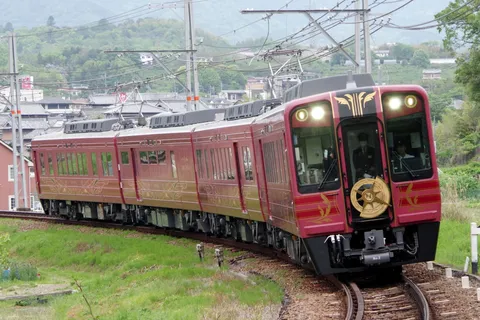 山間を走る優雅な特急列車